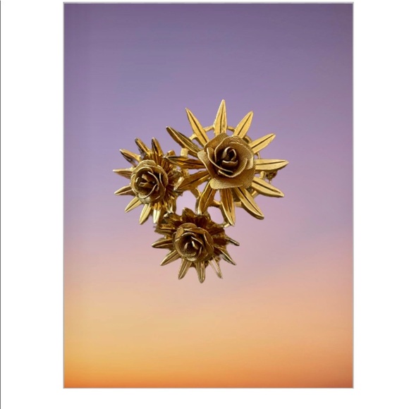 Lovely triple rosebud brooch. Vintage Brooks signed on back. m - Picture 2 of 6